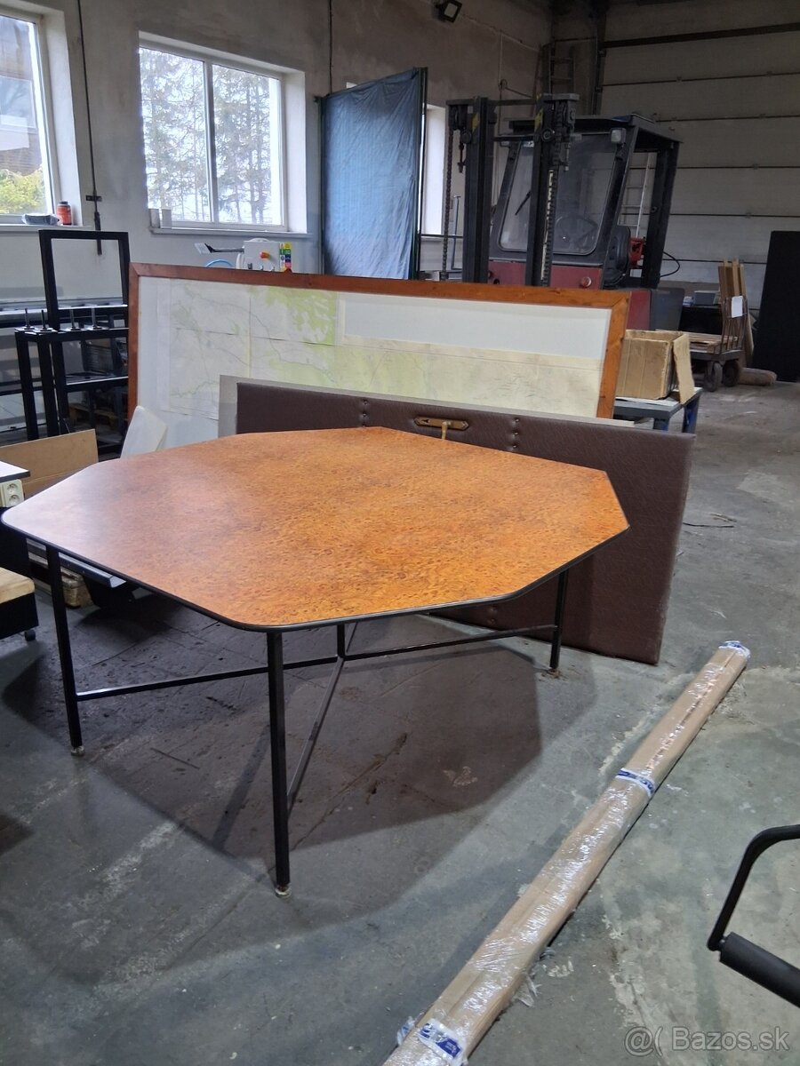 Predám veľký retro stôl – 160 × 160 cm, výška 76 cm