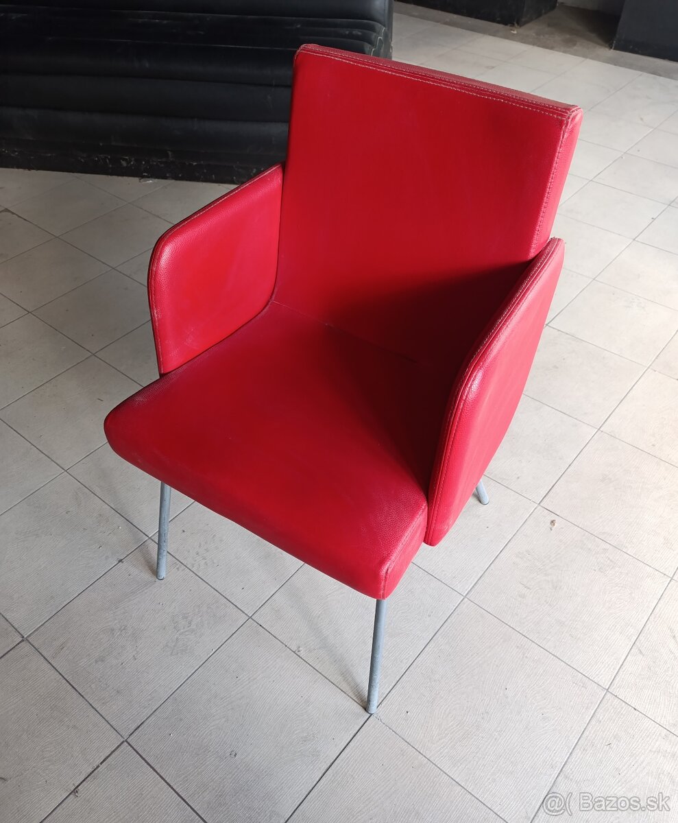 Červené stoličky-kresielka