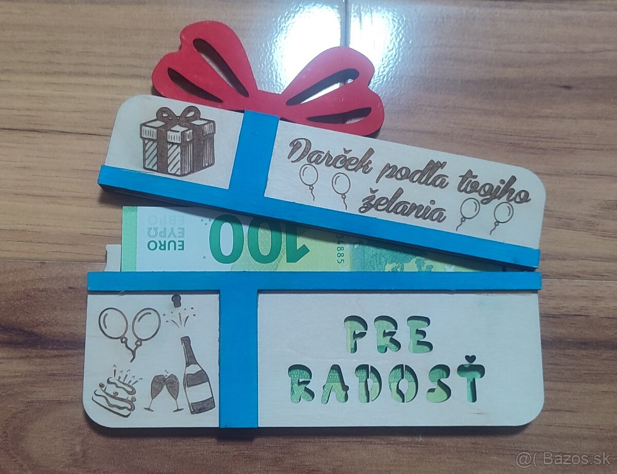 Drevená darčeková karta na peniaze v tvare darčeka Radosť