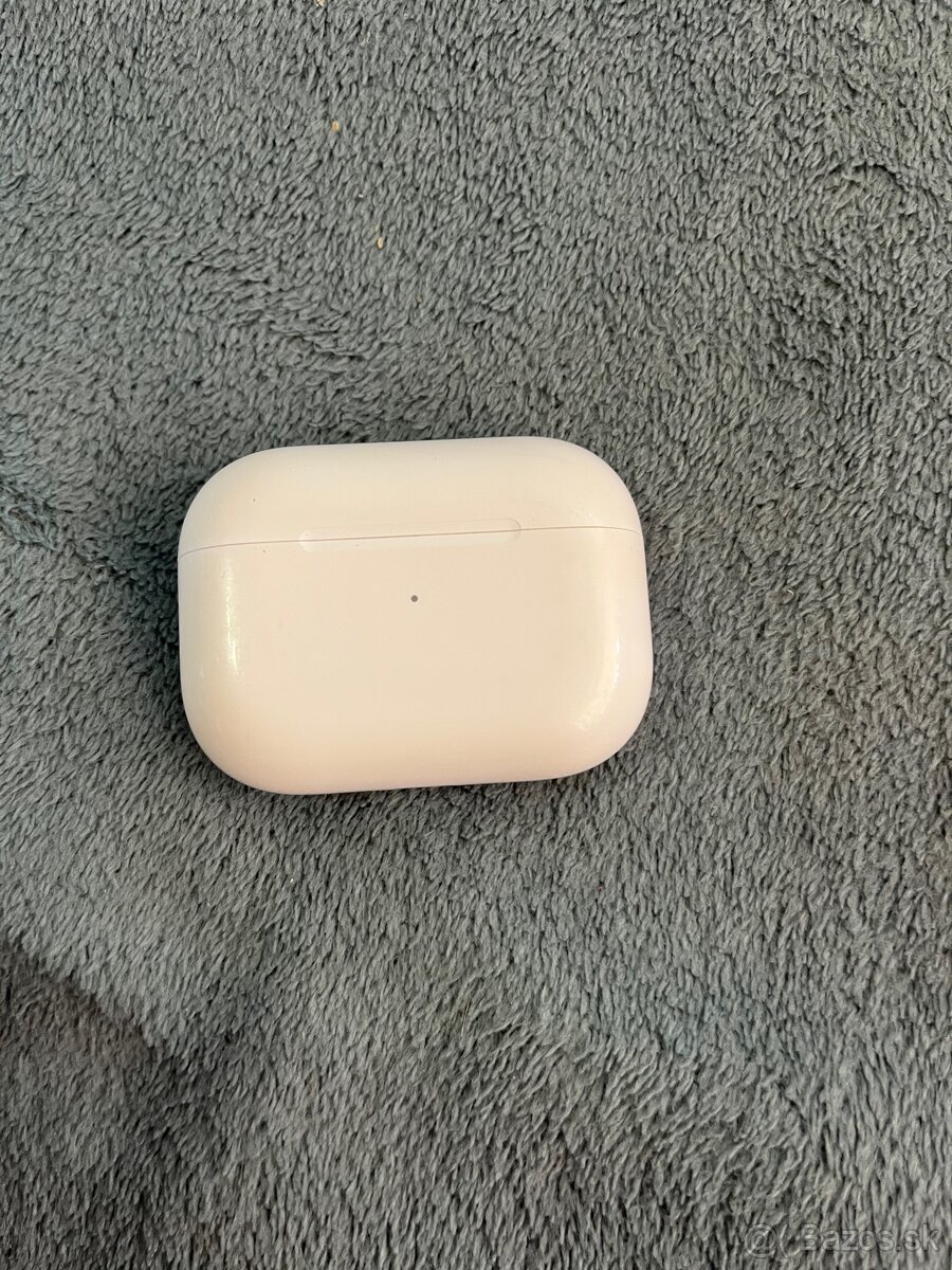 Práve sluchadko air pods pro