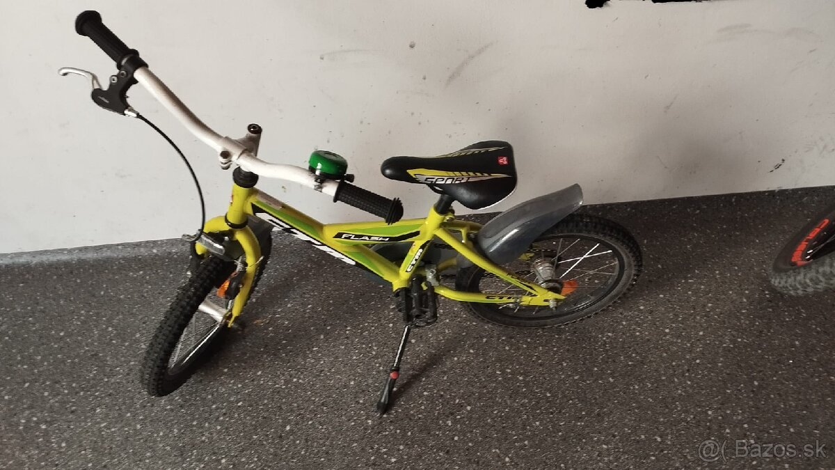 Malý bicykel, zelený s pomocnými kolieskami