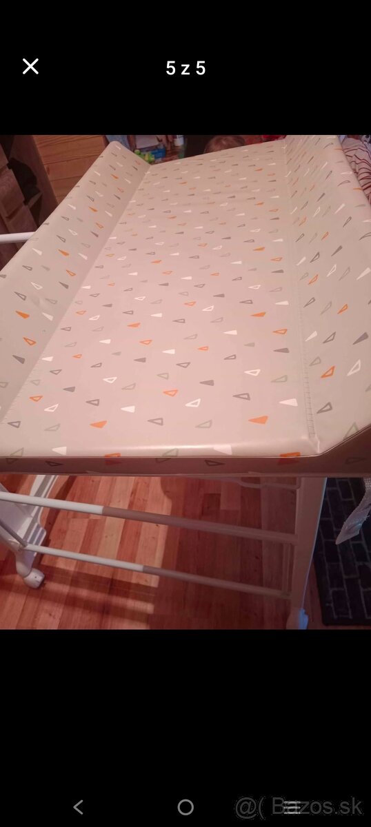 Prebaľovaci pult s vanickou a úložným priestorom