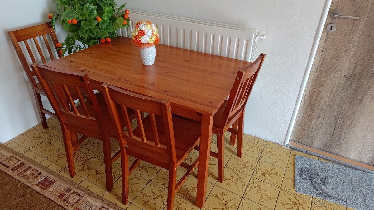 Jedálenský stôl so stoličkami
