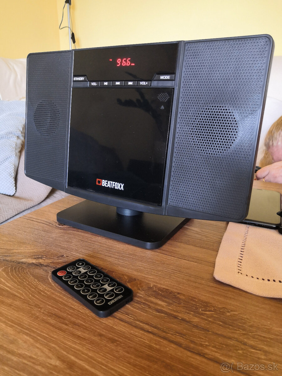 FM radio,CD,Bluetooth.USB.AUX-in, plne funkčné.