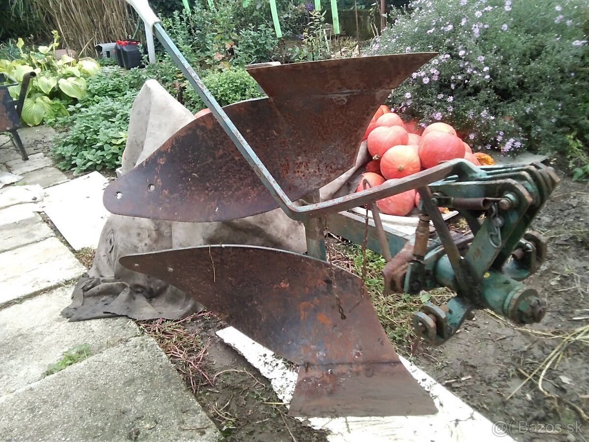 Predám pluh obojstranný za malotraktor.