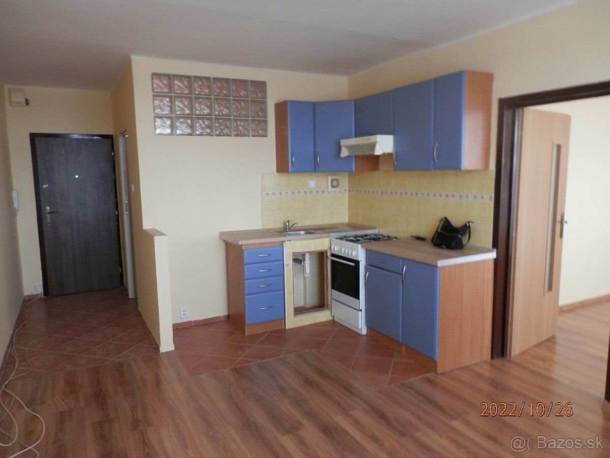 Prenajmem ihneď nezariadený velký 1.-izbový byt v Komárne