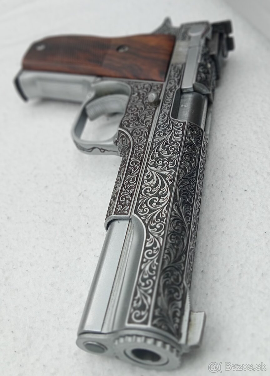 Luxusná gravírovaná pištoľ Smith & Wesson 52-1