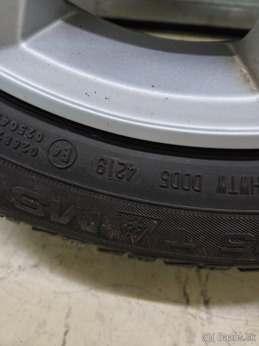 Pream kolesa na Toyot Yais R15