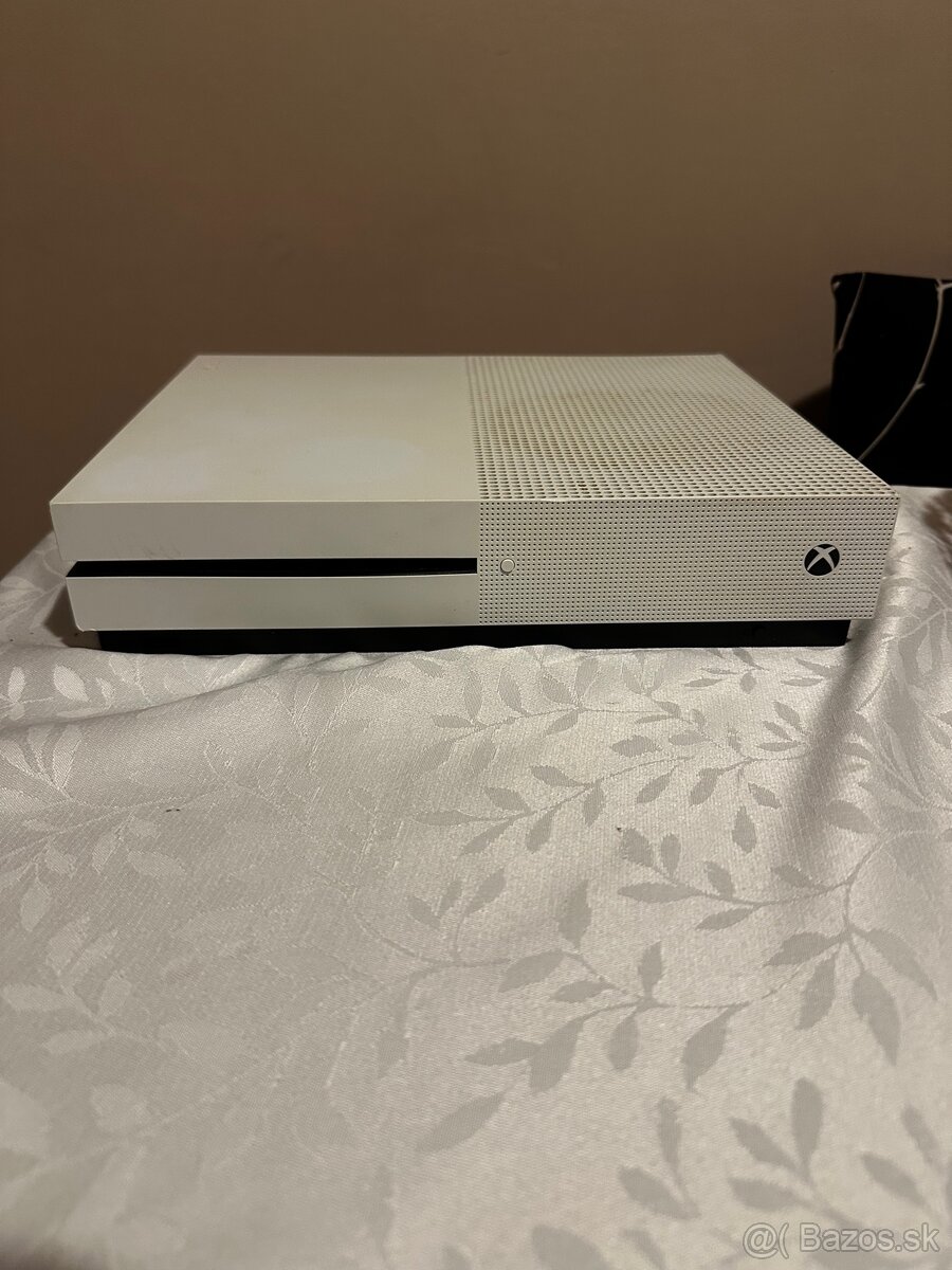 Xbox one s 1tb+hry+3 joysticky