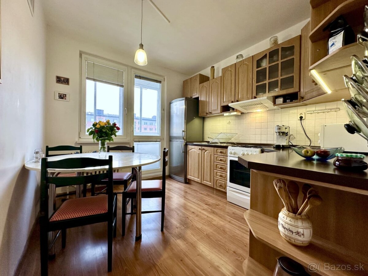 Predam rohovu kuchynu so spotrebicmi - Petrzalka