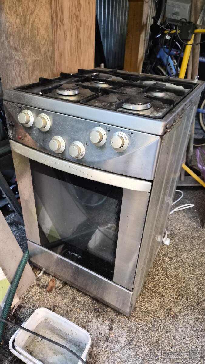 Predám funkčný sporák s rúrou