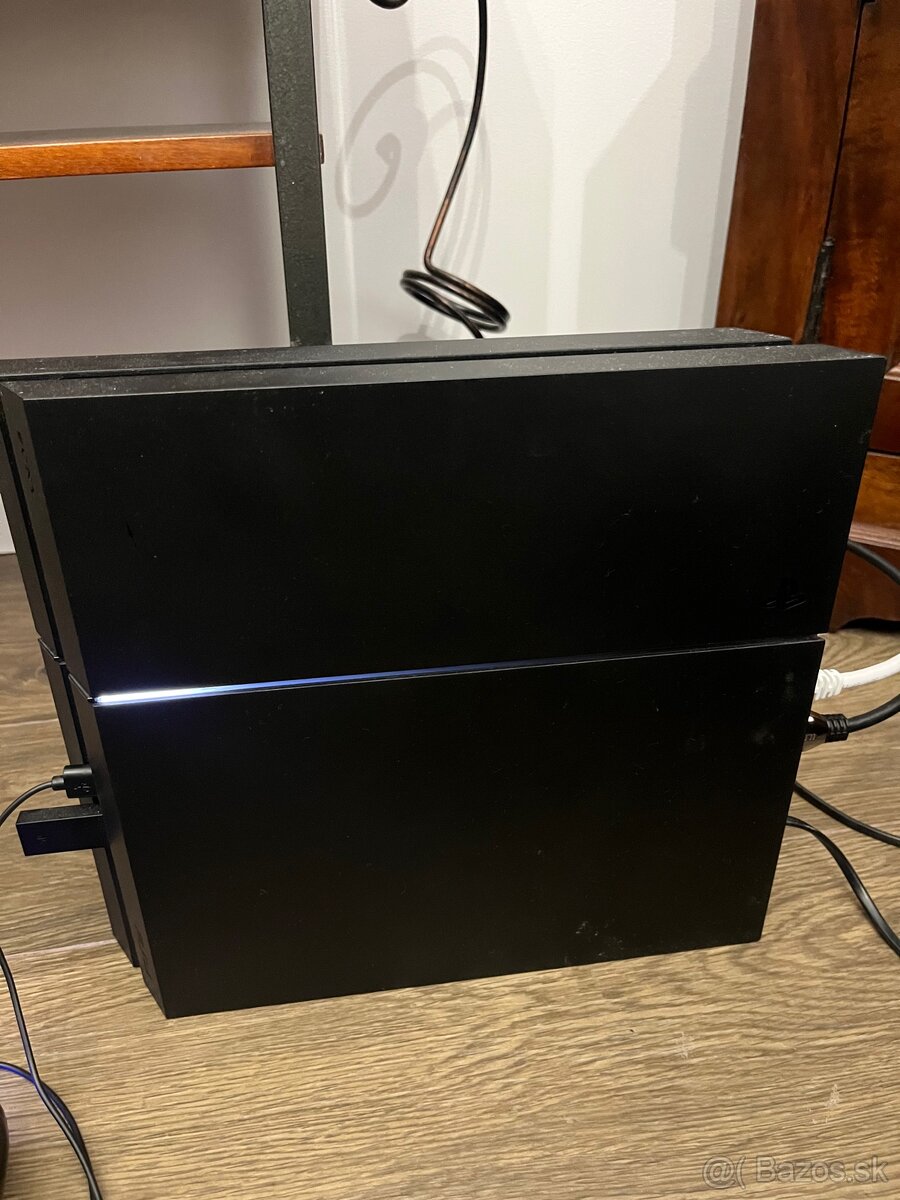 Playstation 4 + 3 ovladace + hry + sluchadla zdarma