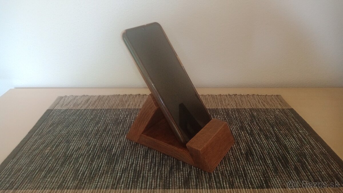 Drevený stojan na mobil