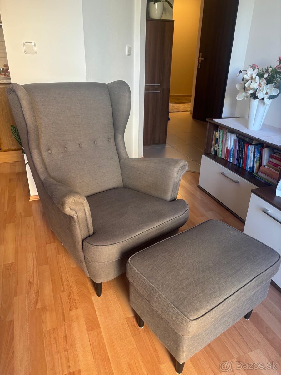 Strandmon ušiak kreslo plus taburetka