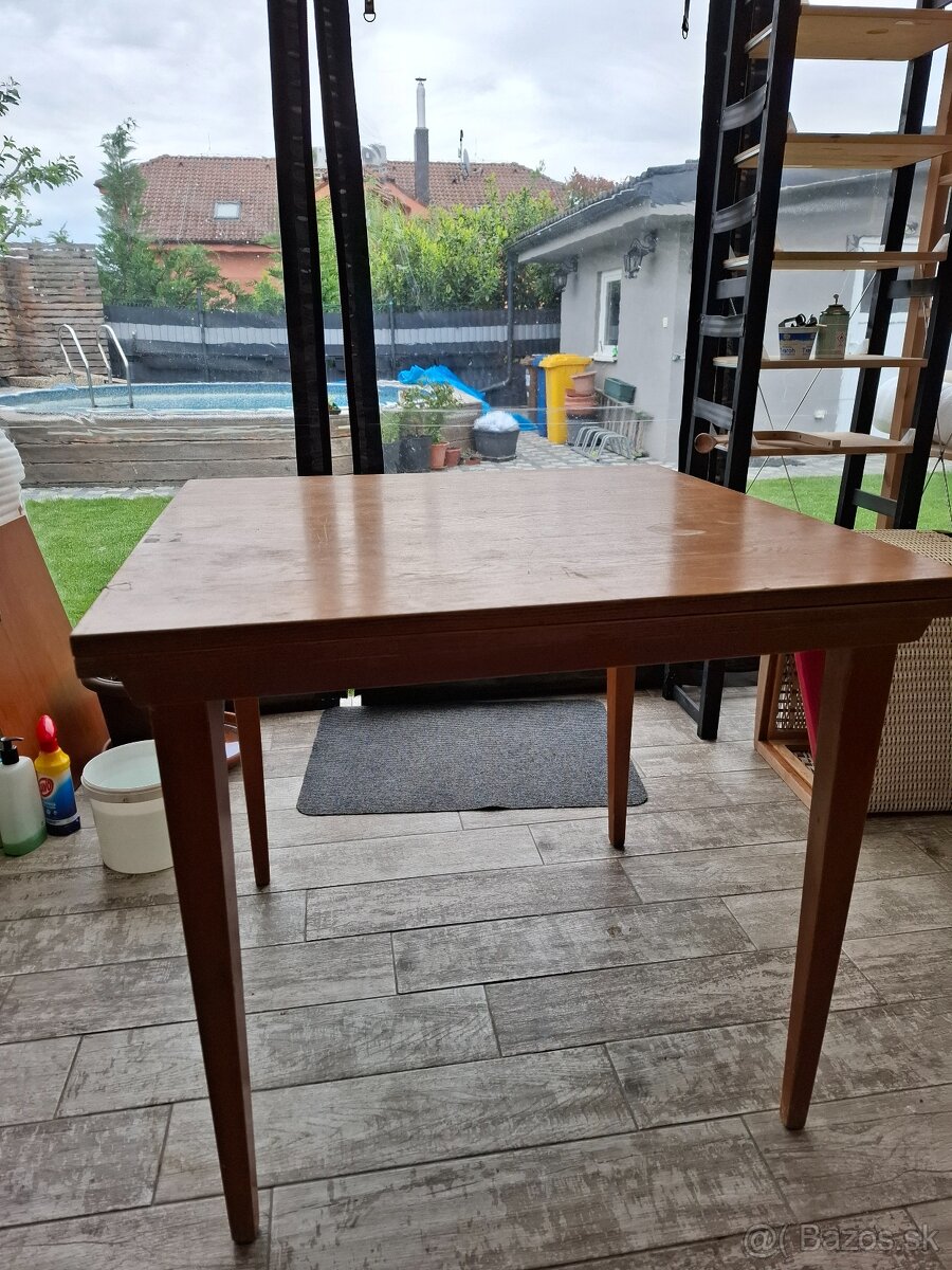 Starší drevený stôl rozkladací