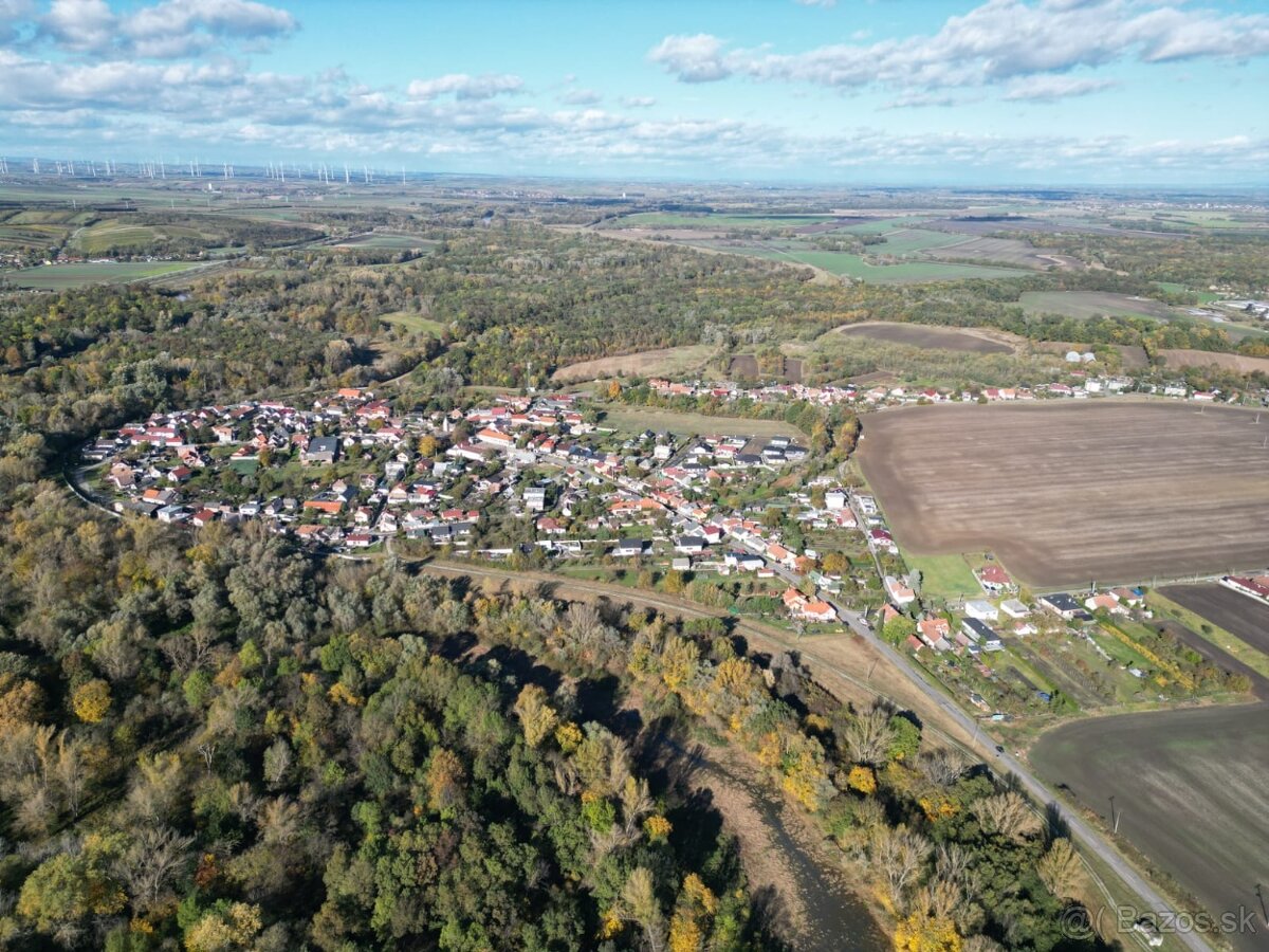 Stavebný pozemok v obci Suchohrad , okr. MALACKY ( + chatka)