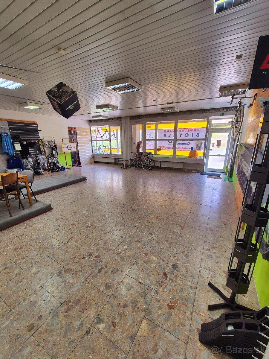 Prenájom obchodný priestor_125 m2_centrum Levice_námestie