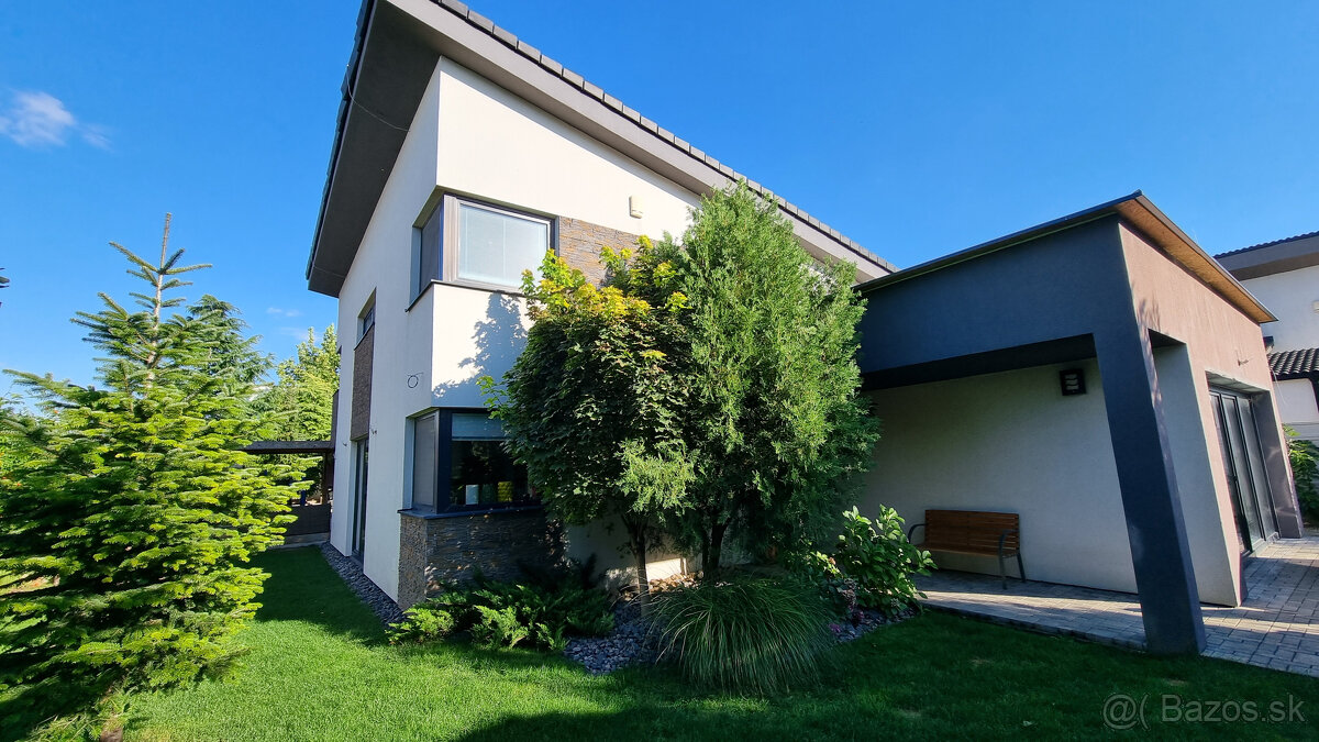 ZNÍŽENÁ CENA za SUPER 6 izb. RD 202 m2, pozemok 700 m2, bazé