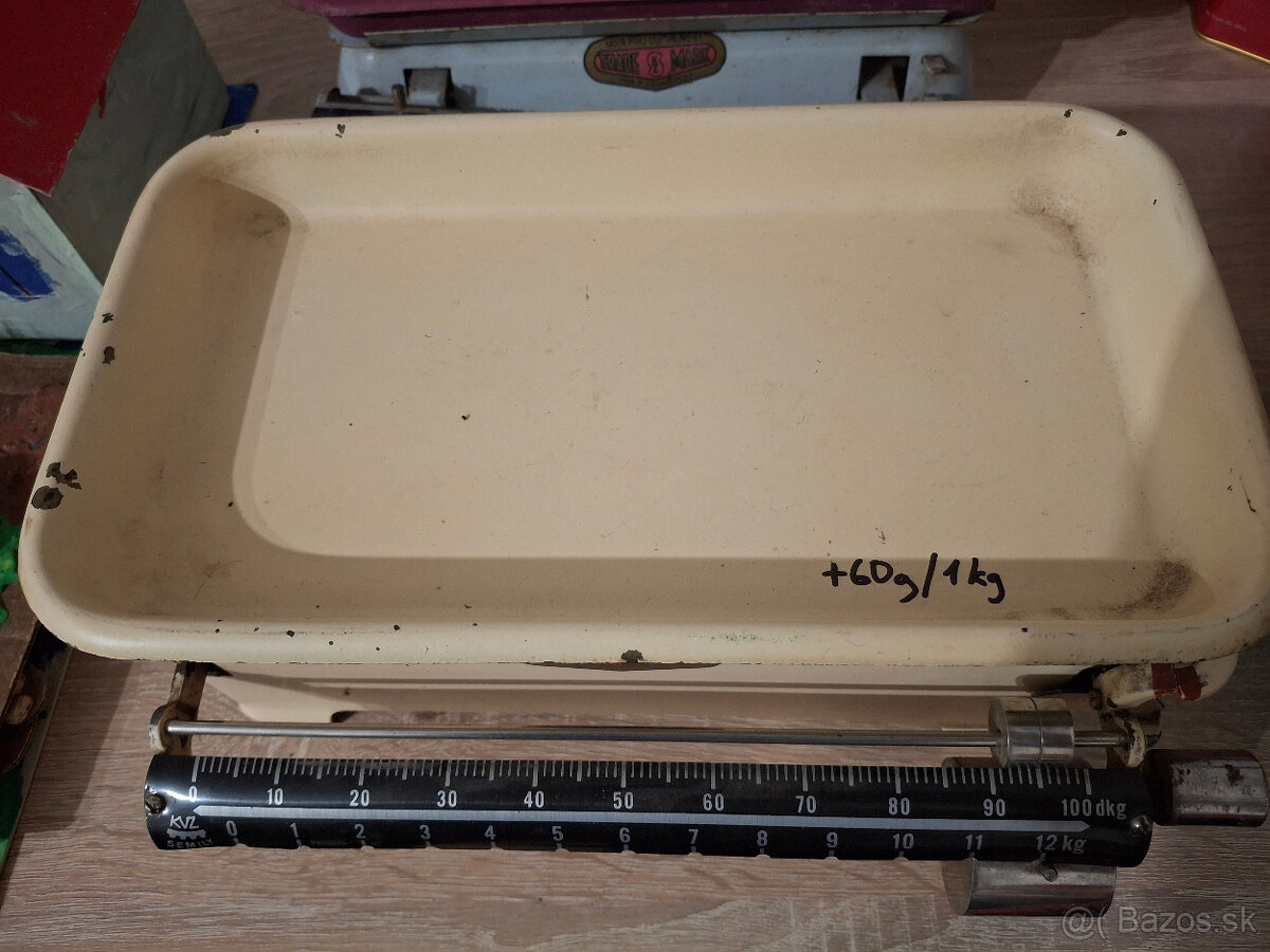 Stará kovová kuchynská váha
