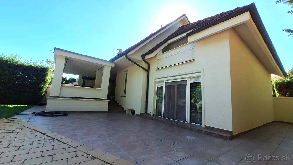 PREDAJ-Kompletne prerobený 5 izb.RD s garážou v Komárne