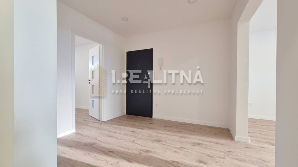 PRIESTRANNÝ 3-IZBOVÝ BYT, 70M2, PRIEVIDZA