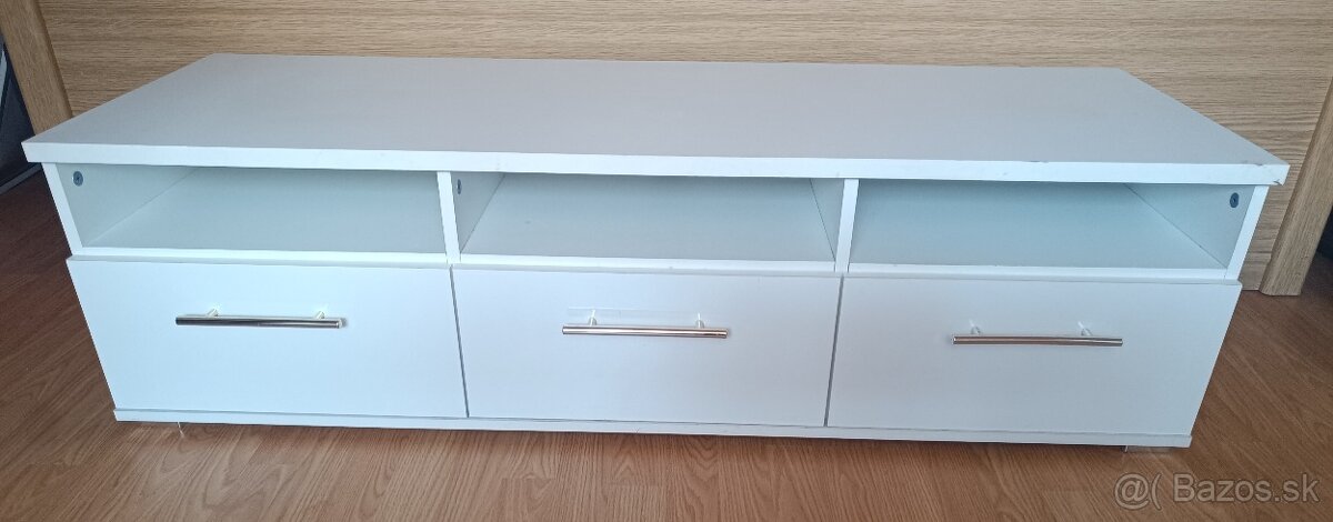 Skrinka pod TV