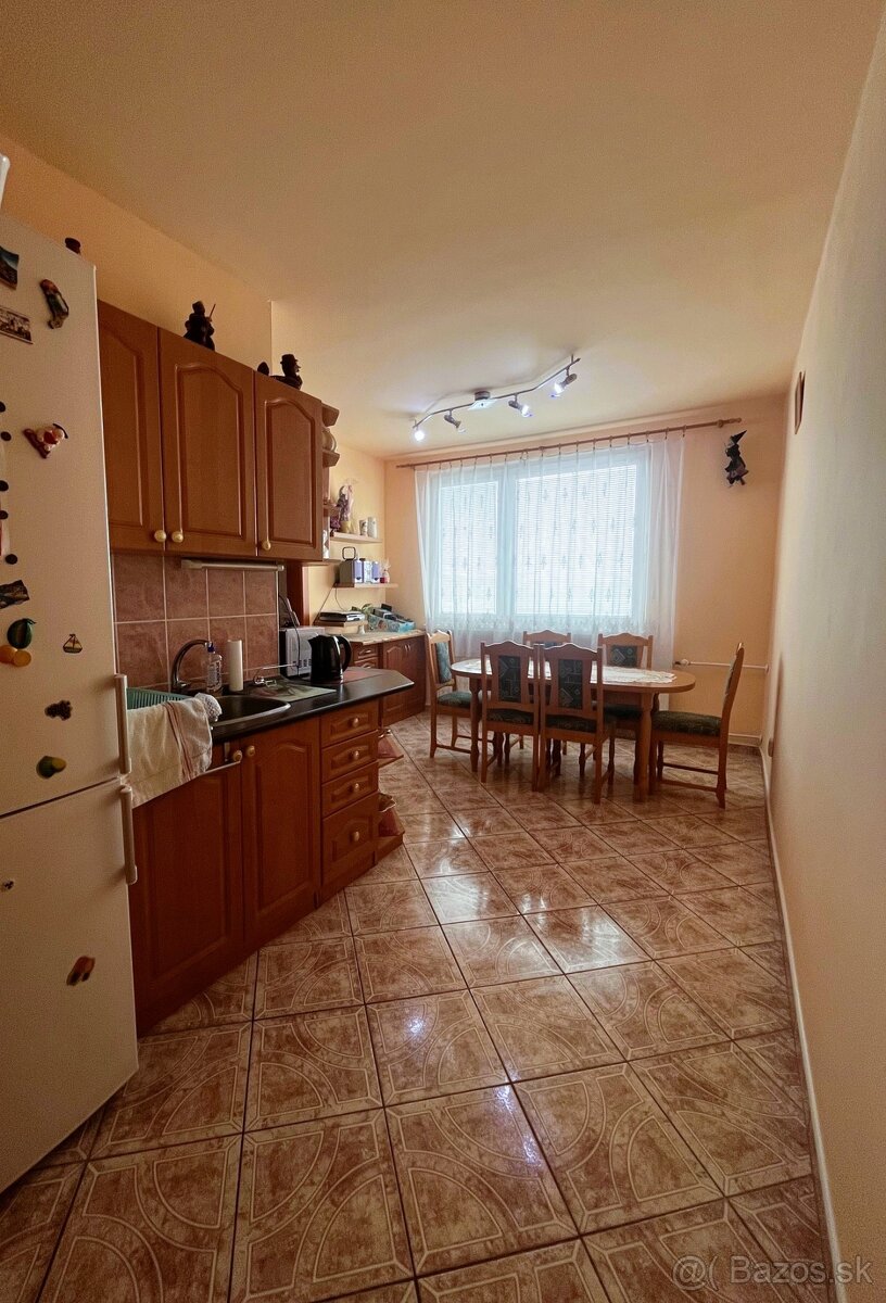 Veľký,zariadený,pekný 3 IB + balkón, ul. Ku Bratke, Levice