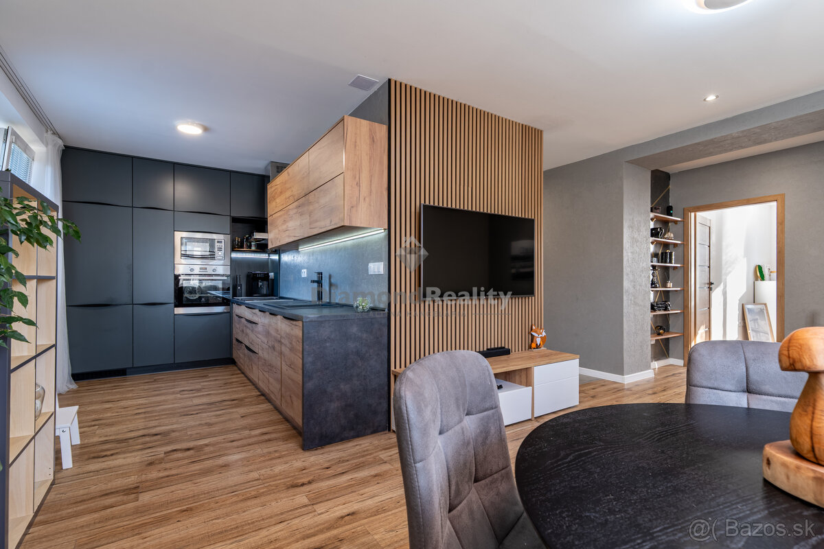 NA PREDAJ KOMPLETNE ZREKONŠTRUOVANÝ 2 IZBOVÝ BYT S BALKÓNOM