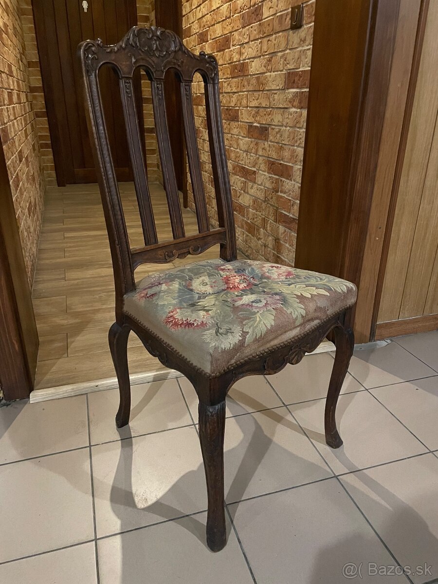 Jedálenský stol zo stoličkami