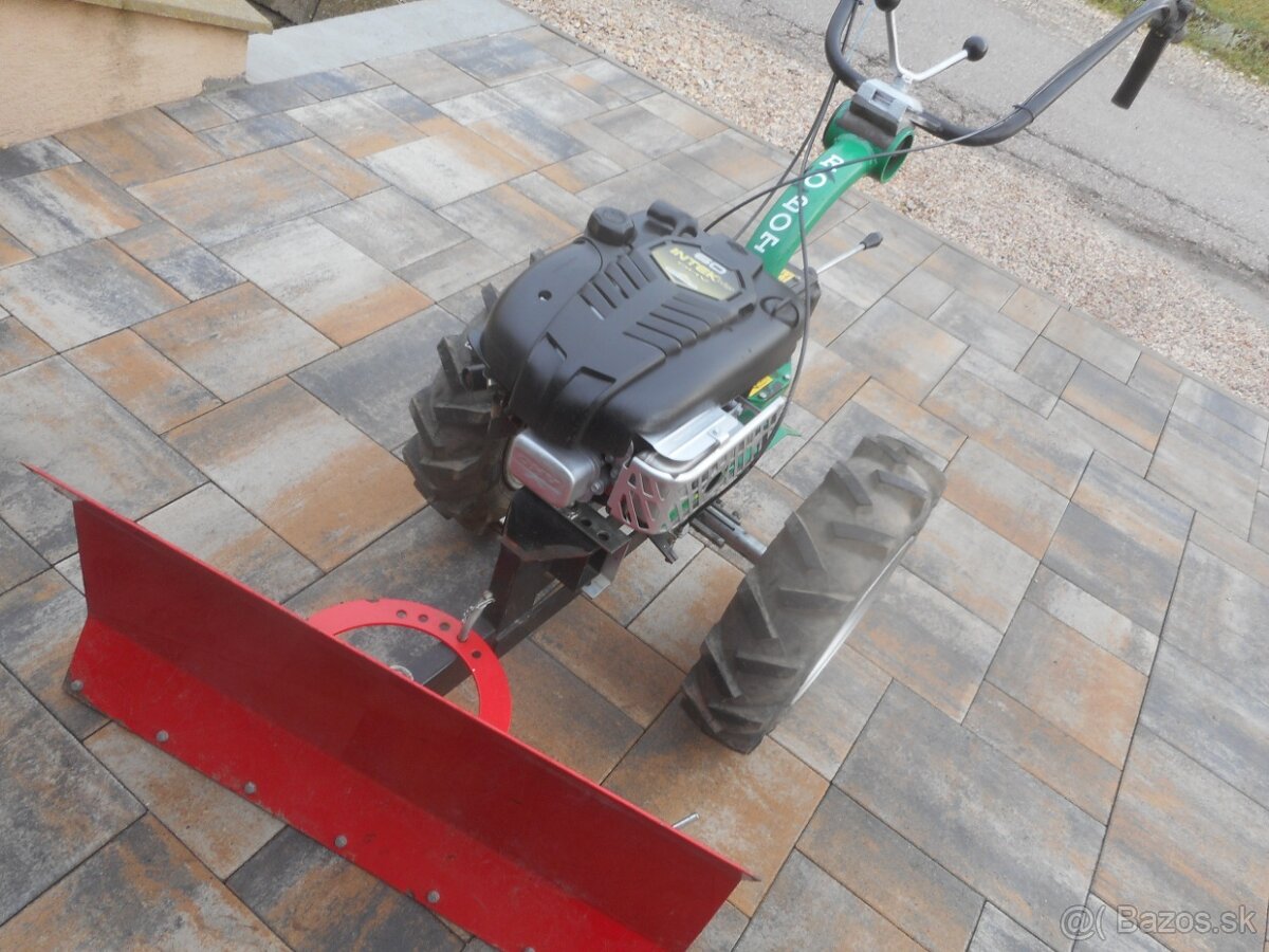 Malotraktor ROBOT s prislusenstvom