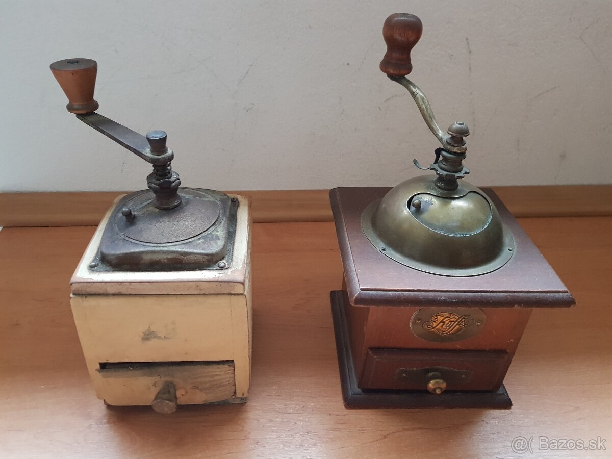 dva retro mlynčeky na kávu