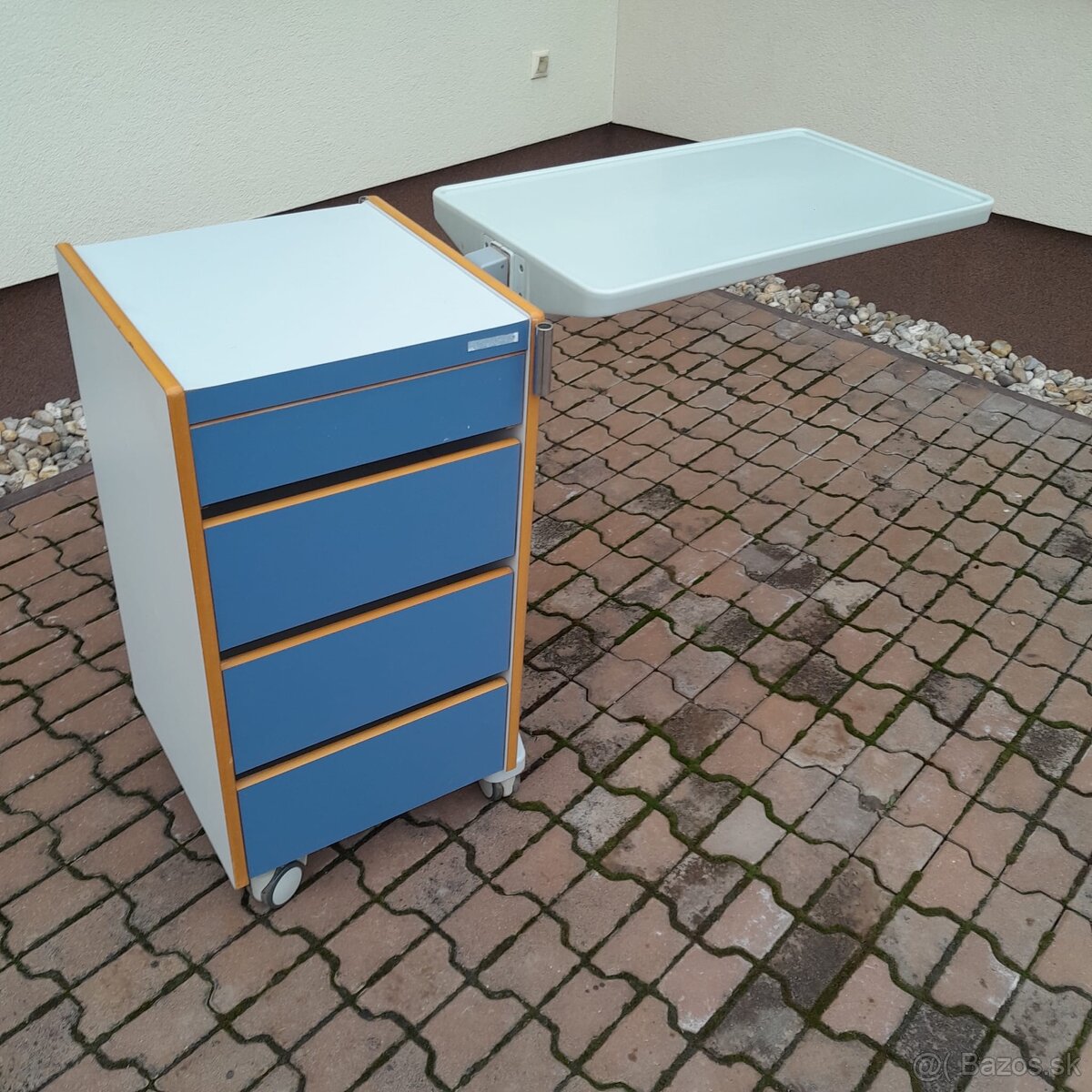 Seniorský servírovací stolík