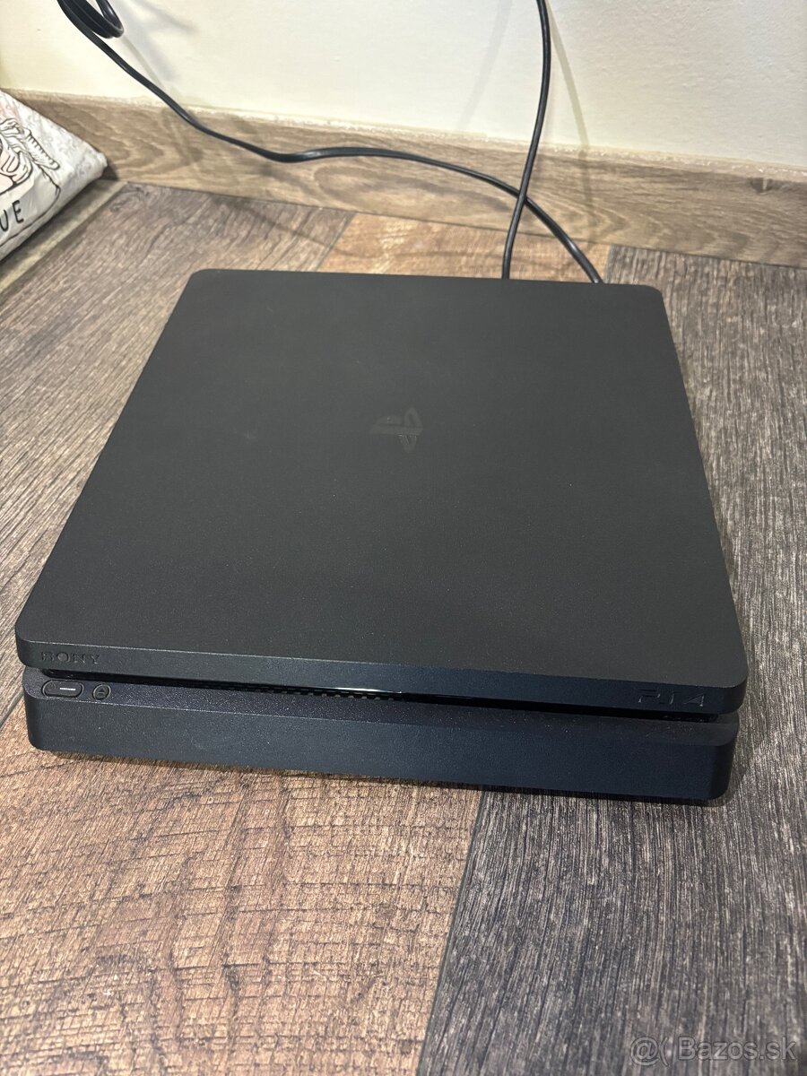 PlayStation 4 (1 TB) + 2 ovládače + hry