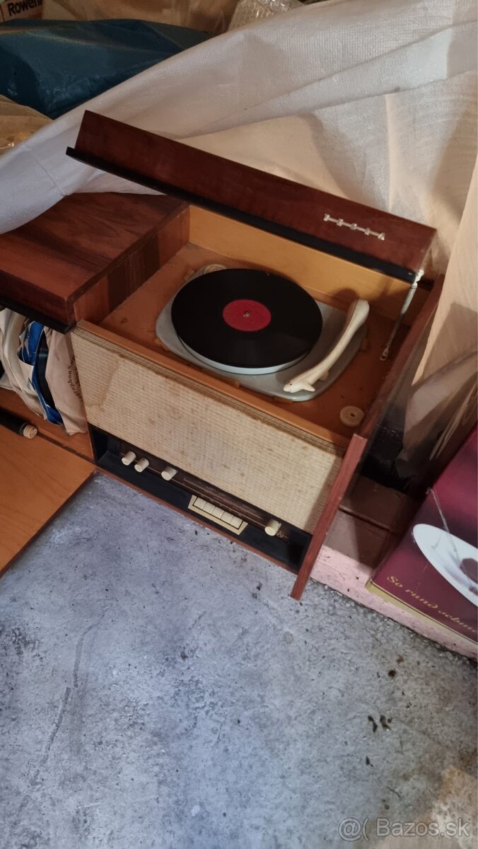 Starý rádio gramofón rok 1967