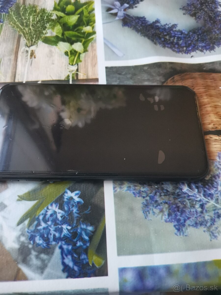 Predam iPhone XR VELMY DOBRÝ STAV.