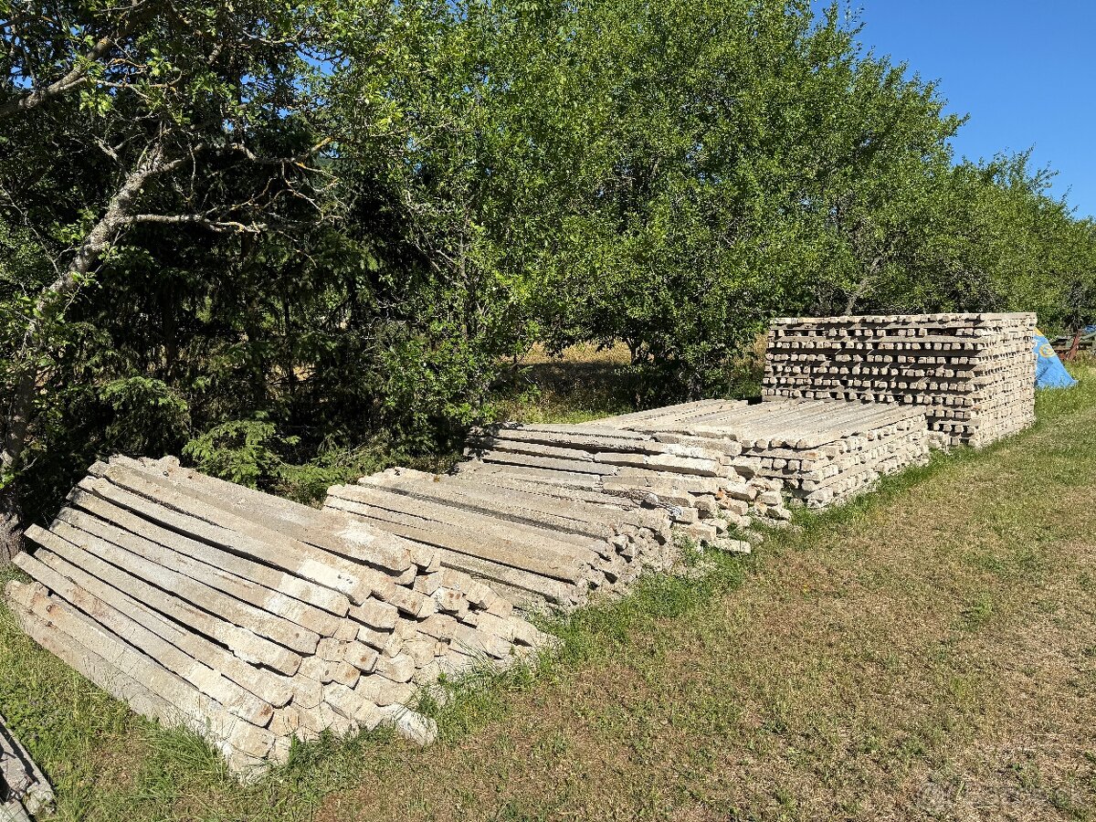 Predám betónové stĺpiky - 600 ks