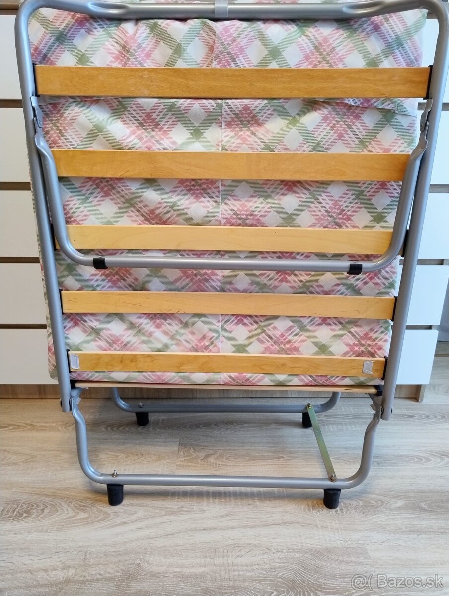 Rozkladacia posteľ. 190 × 80 cm.