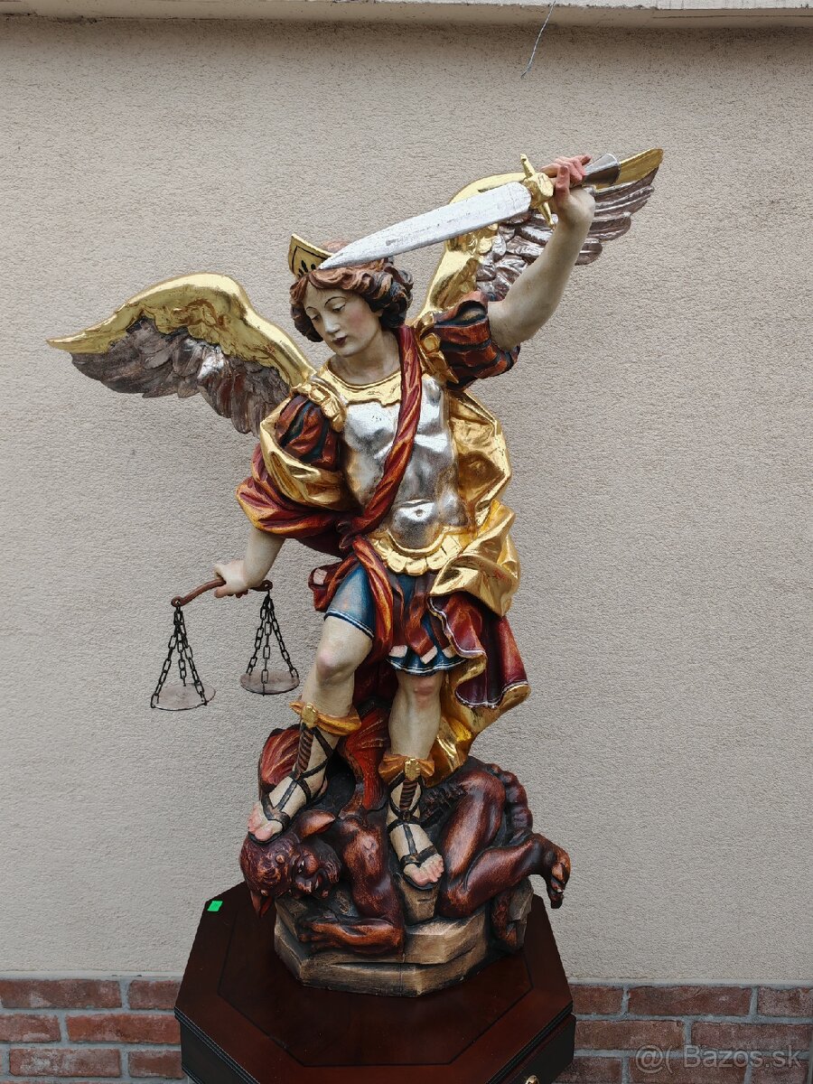 Drevená socha Svätého Michala