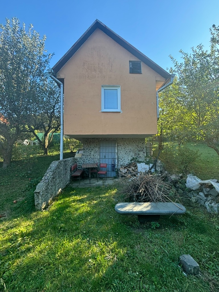 Murovaná chatka so záhradou, Čičky