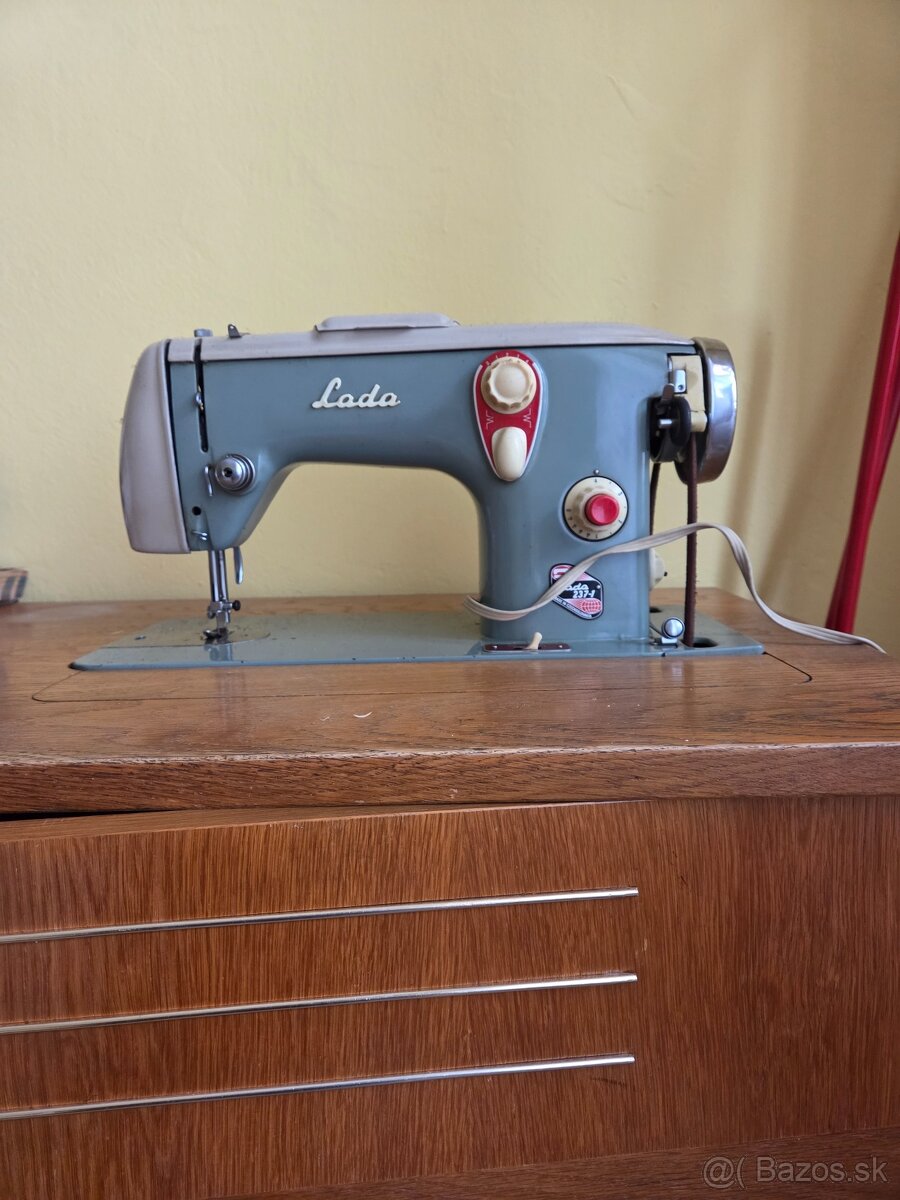 Čalúnnicky šijací stroj