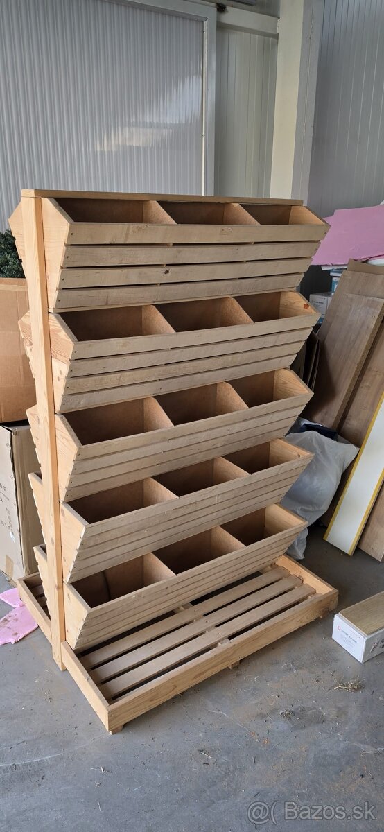 Obojstranný drevený regál na kvety