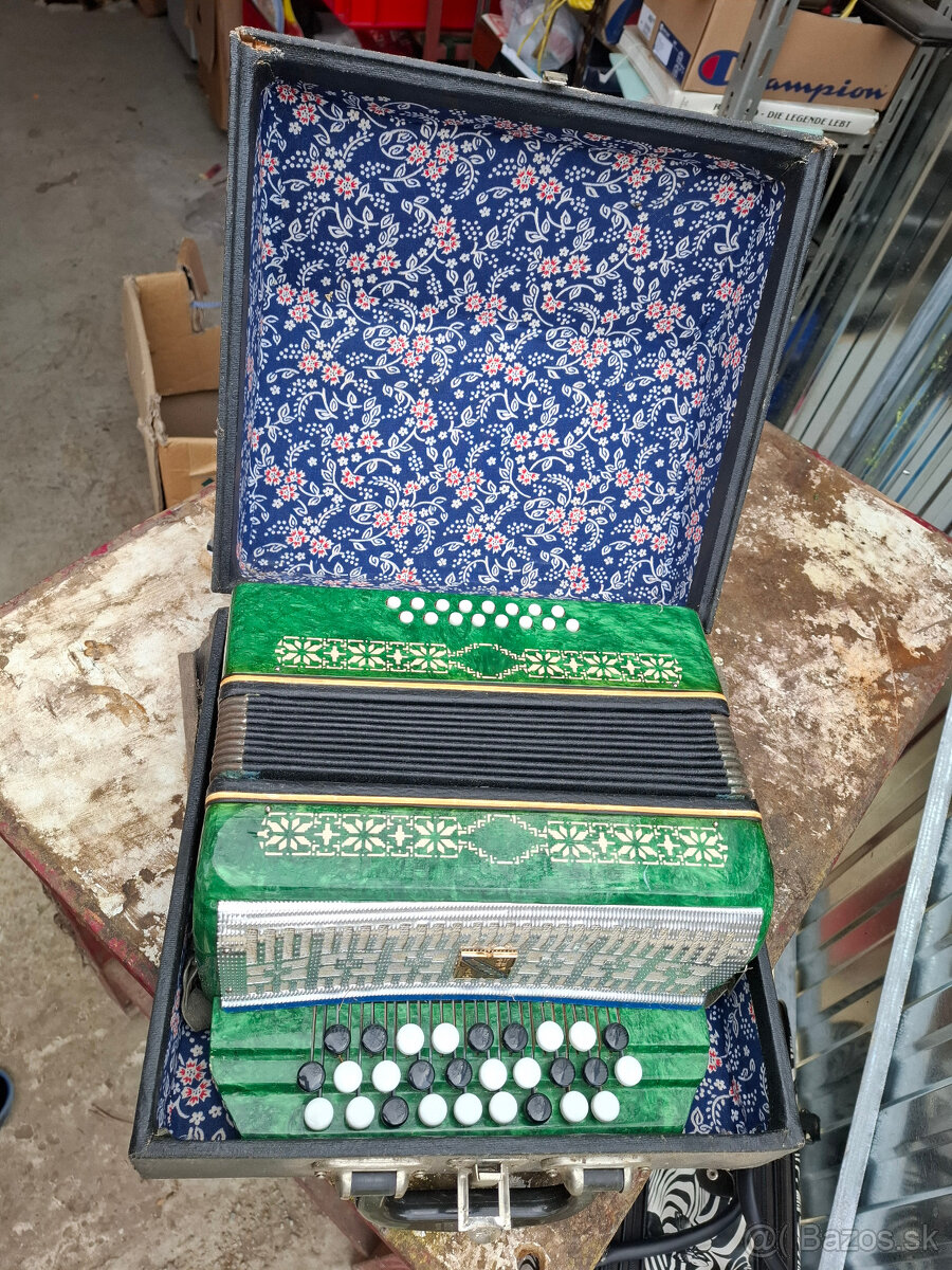 Predám starú detskú harmoniku Mališ USSR