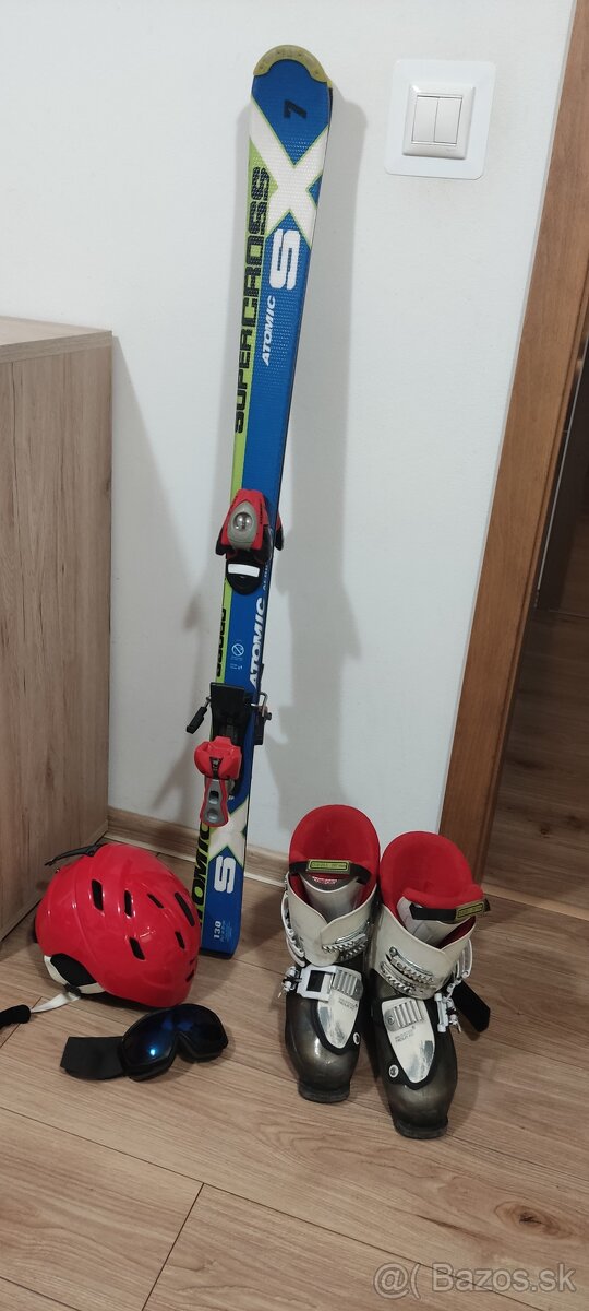 Lyže Atomic 130 cm, lyžiarky, prilba a lyžiarske okuliare