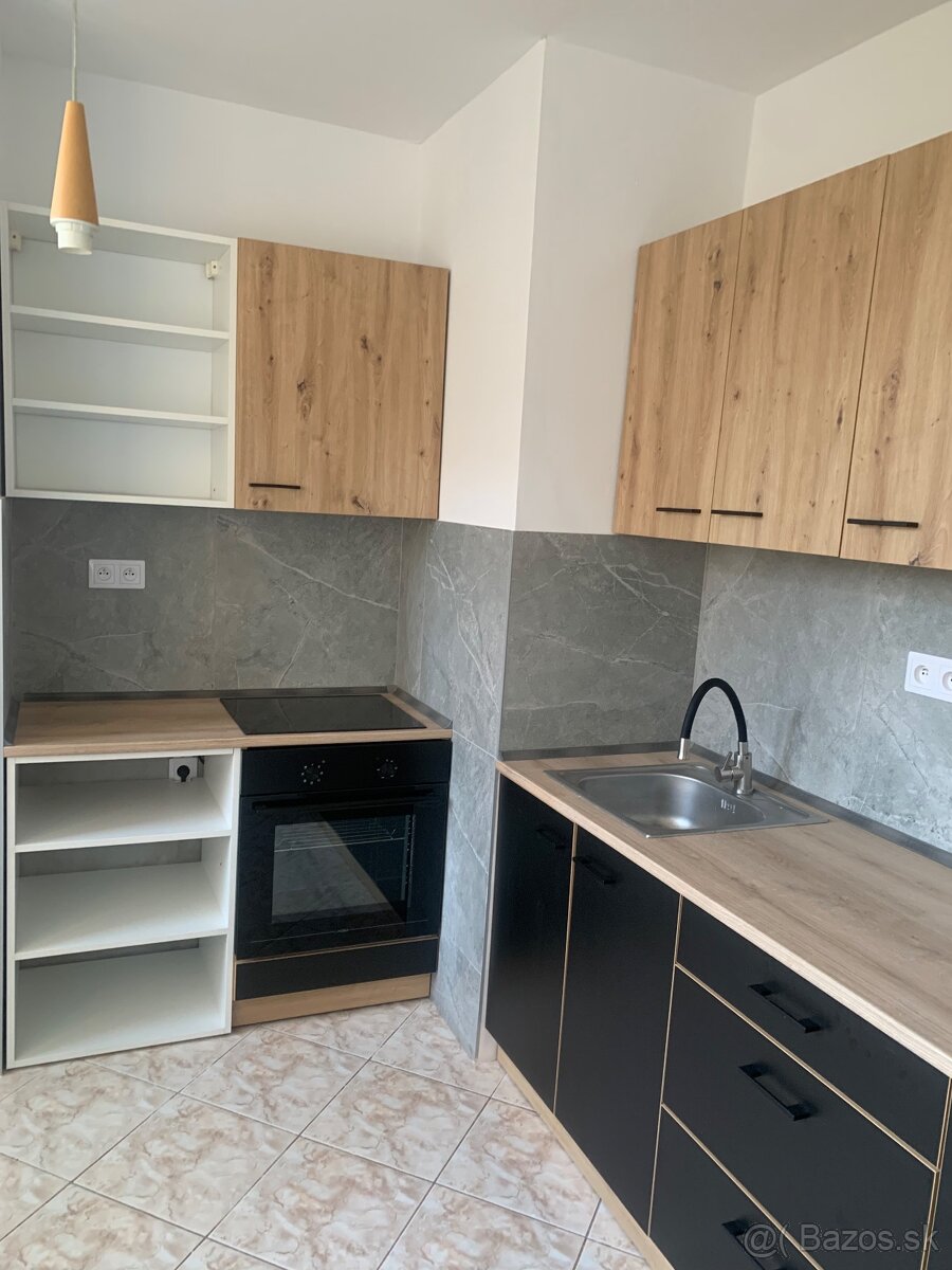 Moderný 2 - izb. byt s balkónom na Strede, P.B.
