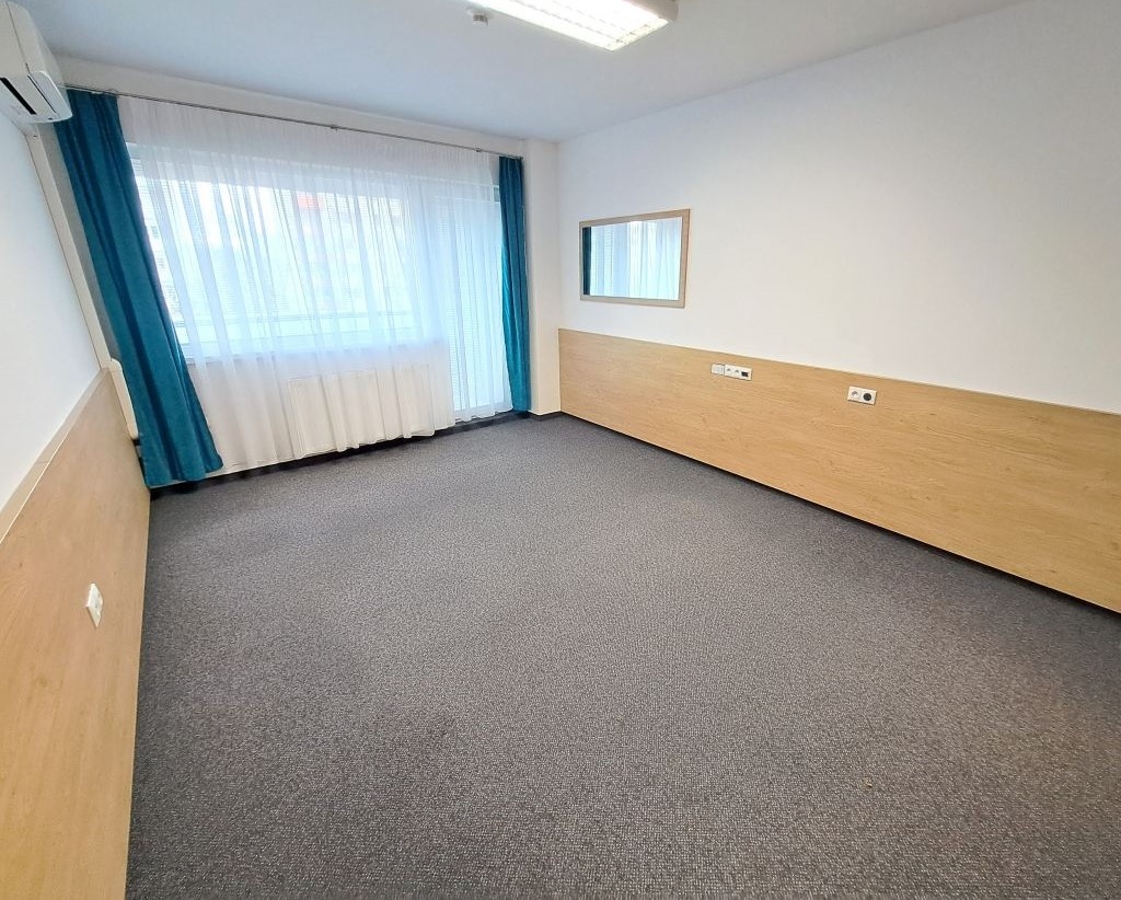 Prenájom kanc. (26 m2) s balkónom, Seberíniho, Ružinov