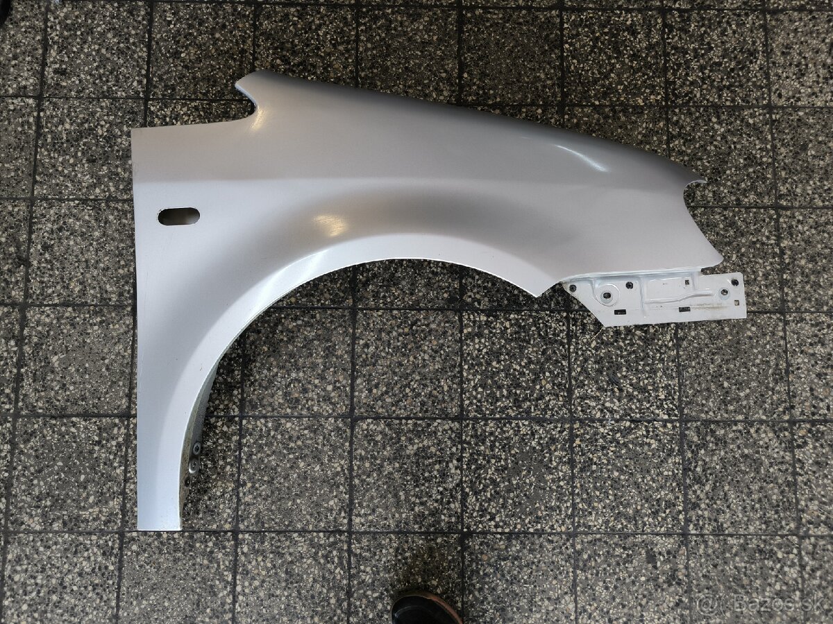 Volkswagen Caddy 2005 - 2010 pravý blatnik LA7w
