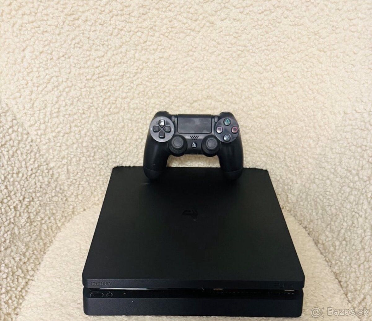 Predám hernú konzolu Sony PS4 Slim 500GB Veľmi Peknom Stave