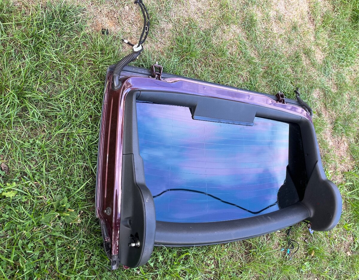 rozpredam Škoda Superb 2 diely zadna cast sedan Twindoor