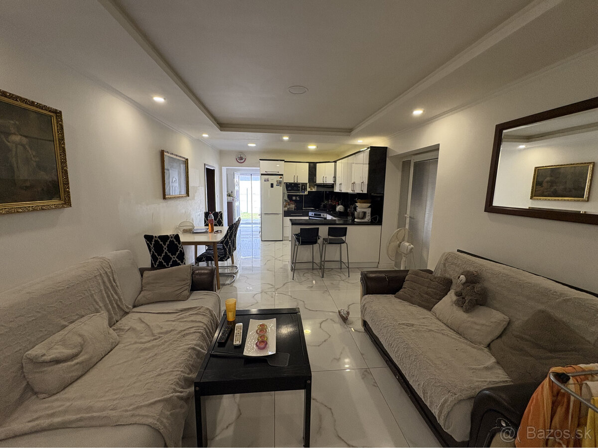 Znížená cena:  prerobený 5 + 1 izbový rodinný dom s priestra