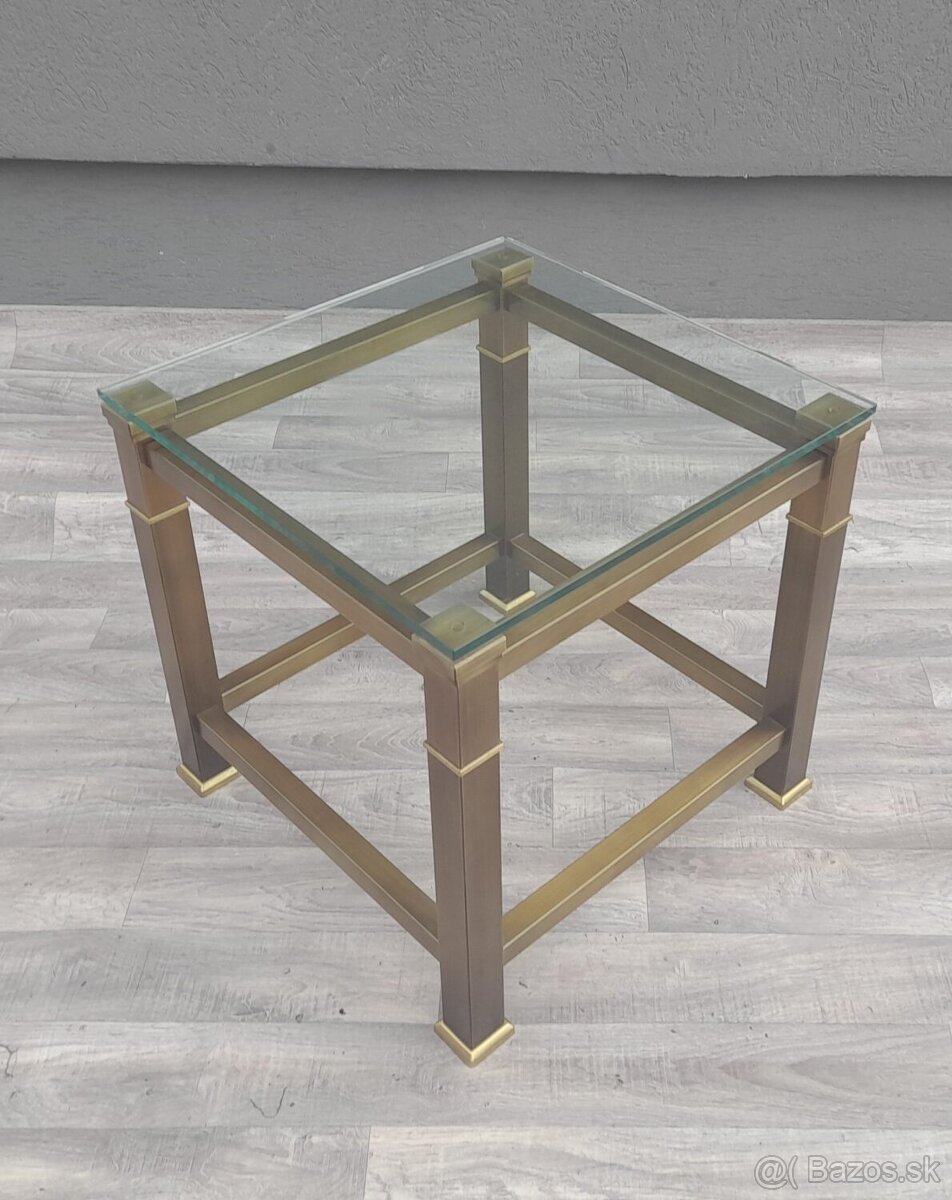 Stolík mosadzný so sklom.